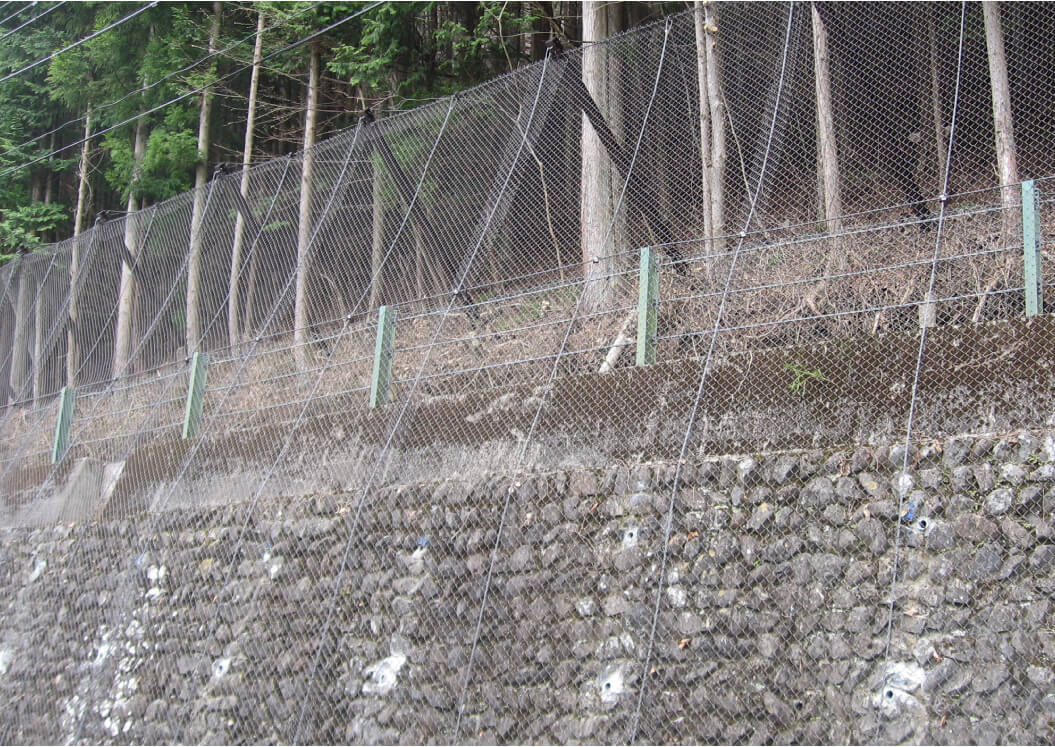 JFE落石防護網の施工例 
